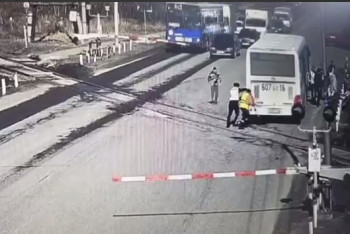 Фотография к новости: Пассажирский автобус спасли от столкновения с поездом в ВКО