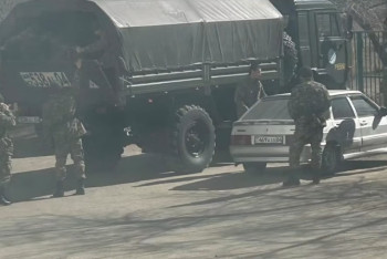 Фотография к новости: "Военные – бесплатная рабочая сила?": казахстанцы возмущены вывозом мебели из школы