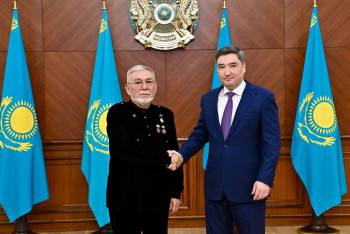 Фотография к новости: Олжас Бектенов вручил госнаграды геологам