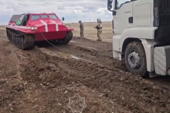 Фотография к новости: Костанайские спасатели вытащили из грязи фуру водителя из Узбекистана