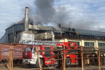 Фотография к новости: Горящий ангар потушили в Уральске