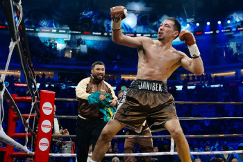 Фотография к новости: Мощным нокаутом защитил свои титулы Жанибек Алимханулы