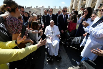 Фотография к новости: Папа Римский впервые после болезни появился на публике в Ватикане