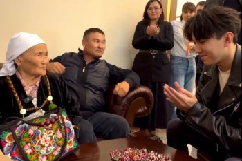 Фотография к новости: 87-летняя мастерица из Мангистау подарила Димашу эксклюзивный шашак