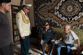 Фотография к новости: Молодёжь провела субботник во дворе у ветерана ВОВ в Костанае