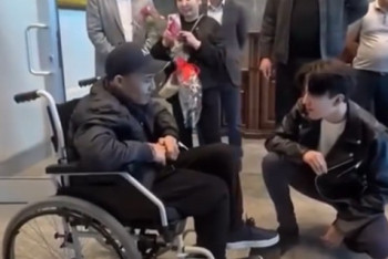 Фотография к новости: Димаш Кудайберген подарил браслет и спел с особенным поклонником в Актау