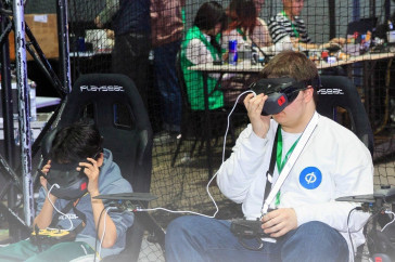 Фотография к новости: Казахстанских школьников массово учат управлять дронами