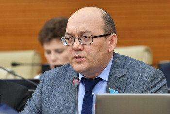 Фотография к новости: Латать дыры в бюджете только повышением ставки налогов неправильно – мажилисмен