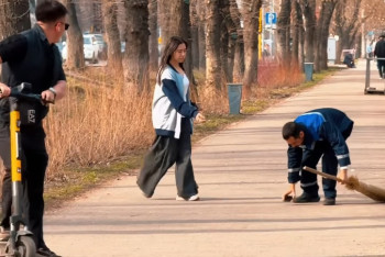 Фотография к новости: Девушка восхитила Казнет, заступившись за дворника