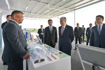 Фотография к новости: Токаеву представили выпускаемые в Шымкенте лекарства