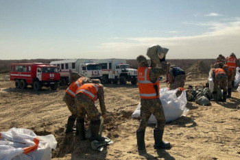 Фотография к новости: Мешки с песком и квадрокоптеры: казахстанские спасатели продолжают борьбу с паводками