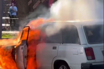 Фотография к новости: В Семее на остановке вспыхнул легковой автомобиль