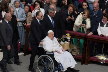 Фотография к новости: Выздоравливающий Папа Римский появился на публике в Вербное воскресенье