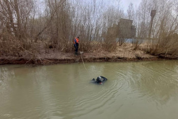 Фотография к новости: Прыгнувшего с баржи мужчину ищут водолазы в Павлодарской области