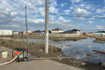 Фотография к новости: Сотрудники МЧС спасают от подтопления сёла в Акмолинской области