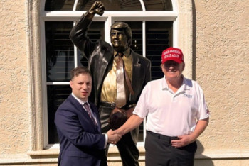 Фотография к новости: Трамп открыл памятник самому себе