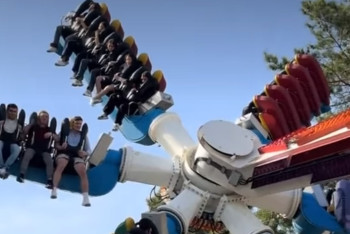 Фотография к новости: "Хорошо, что не вниз головой": в Алматы аттракцион с людьми завис в воздухе