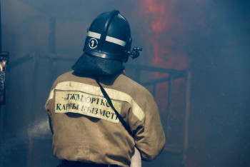 Фотография к новости: Крупный пожар тушат в одном из микрорайонов Алматы