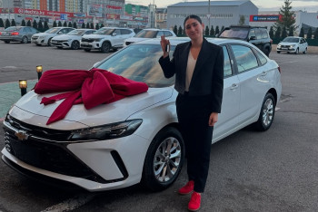 Фотография к новости: Золото, авто и аплодисменты: чемпионку из Караганды встретили как героиню