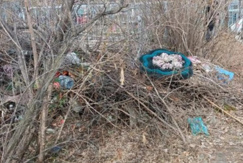 Фотография к новости: "Соседи гадят": на кладбище в Астане устроили свалку между могилами