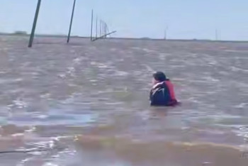 Фотография к новости: Свет с лодки: Спасатели МЧС "протянули" электричество в затопленное село