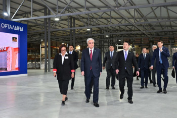 Фотография к новости: Касым-Жомарт Токаев осмотрел новый логистический хаб в Актау