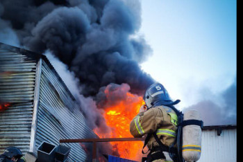 Фотография к новости: Ангар с автозапчастями горел в Астане