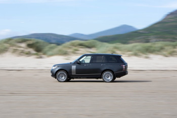 Фотография к новости: Range Rover опрокинулся на трассе в Алматинской области, никто не выжил