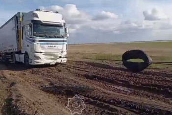 Фотография к новости: Казахстанские спасатели помогли водителю из Кыргызстана выбраться из грязи