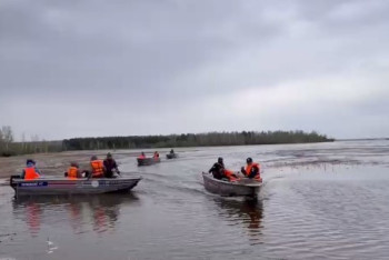 Фотография к новости: Жителей села Прибрежное в СКО  перевозят на лодках
