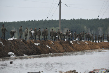 Фотография к новости: Защитный вал прорвало в зоне паводка в СКО