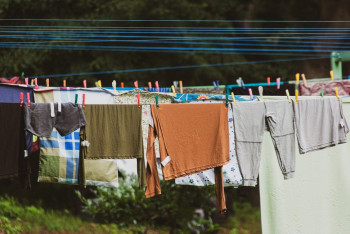 Фотография к новости: Жительницу Актау наказали за развешанное на улице бельё