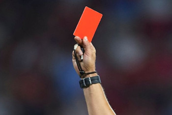 Фотография к новости: Судейство на грани фола: Почему в казахстанском футболе не утихают споры о работе арбитров