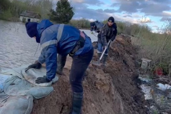 Фотография к новости: Паводки в СКО: в селе Заречное круглосуточно работают спасатели