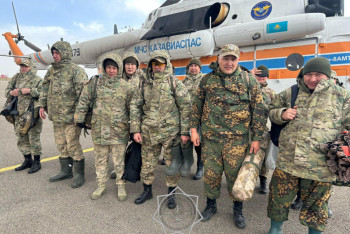 Фотография к новости: Паводки в СКО: материалы для укрепления дамб доставляют вертолетом