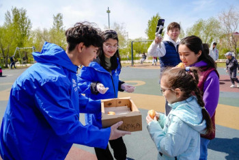 Фотография к новости: Десятки килограммов баурсаков раздали в Астане ко Дню единства народа Казахстана