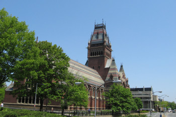 Фотография к новости: "Они этого заслуживают": Трамп хочет отменить налоговые льготы Гарварда