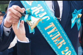 Фотография к новости: В Казахстане перенесли дату последнего звонка