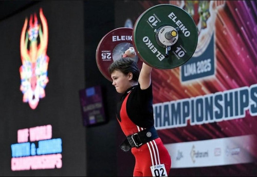 Фотография к новости: 15-летняя штангистка из Казахстана стала чемпионкой мира в Перу