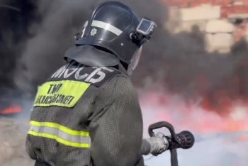 Фотография к новости: В Сатпаеве спасатели эвакуировали троих человек из горящей квартиры