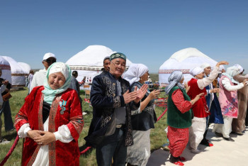Фотография к новости: Новый рекорд: 100 мастеров создали самый большой в Казахстане ковёр с тюльпаном
