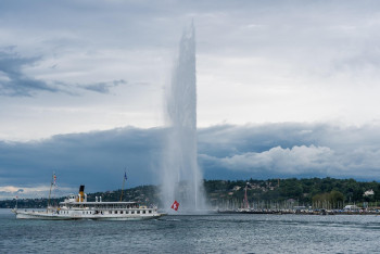 Фотография к новости: 80-метровый фонтан заработал у озера в Шымкенте
