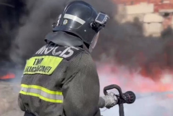 Фотография к новости: В Уральске пожарные спасли 15 детей из горящего дома