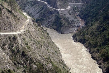 Фотография к новости: Индия приостановила пропуск воды через плотину на границе с Пакистаном