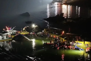 Фотография к новости: Ветер перевернул лодки с туристами в Китае: 10 человек погибли