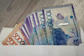 Фотография к новости: Резкий всплеск: Казахстанцы кинулись выводить пенсионные деньги