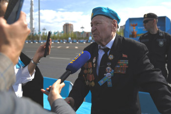 Фотография к новости: За минуты до военного парада: что происходит на трибунах