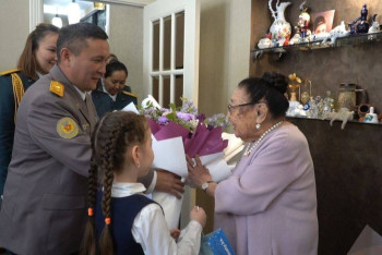 Фотография к новости: Военнослужащие поздравили  с 80-летием Победы легендарную Бибигуль Тулегенову