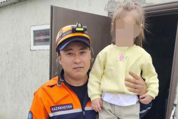 Фотография к новости: Запертой в гараже девочке пришли на помощь спасатели в Актобе