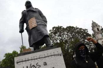 Фотография к новости: Забираться на статую Уинстона Черчилля в Лондоне станет уголовным преступлением